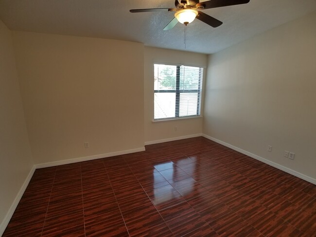Building Photo - Beautiful Remodeled 1/1 Condo x Rent @ Winter Park in front of Full Sail.