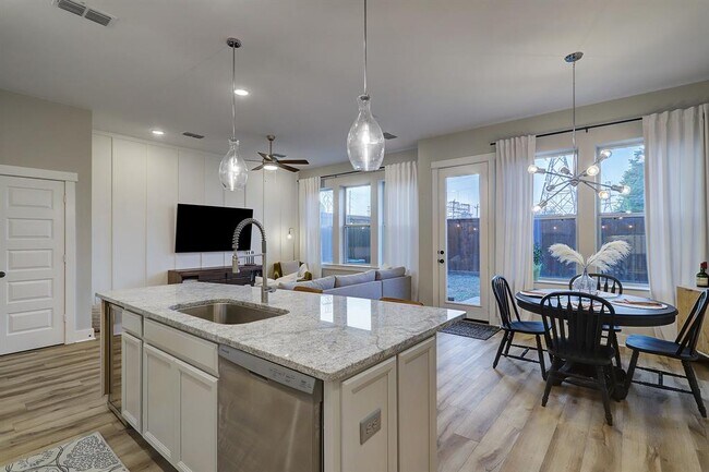 Building Photo - 10934 Brambling Wood Dr