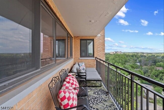 Building Photo - 60 Parkway Dr