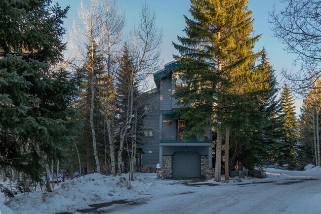 Building Photo - Attached garage! Beautiful views! Heart of...