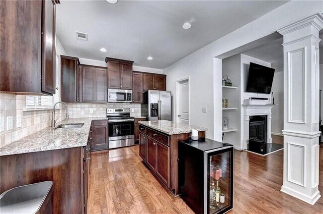 Building Photo - 5880 Vinyard Ln