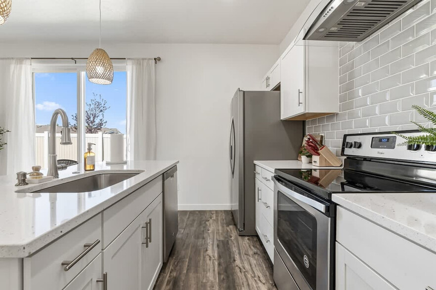 Building Photo - 2092 W Bella Ln