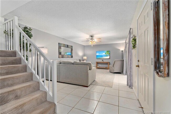 Building Photo - 5616 SE Riverboat Dr