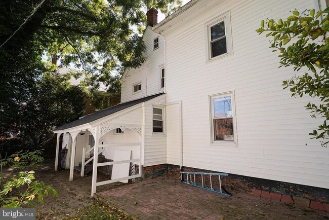 Building Photo - 611 Locust St