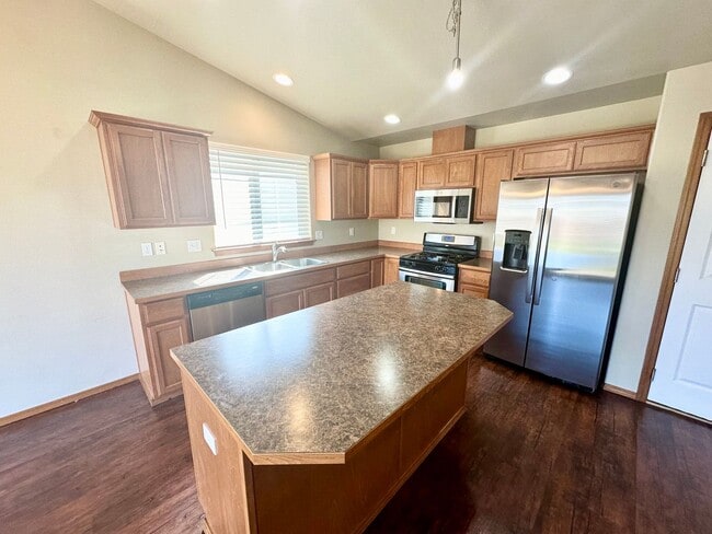 Building Photo - Spacious 3 Bedroom 2 Bathroom Home Now Available