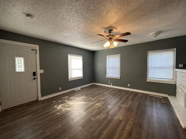 Building Photo - 1208 E Charleston Dr