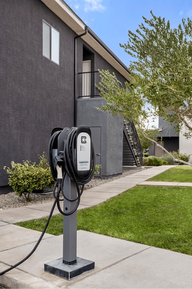 Primary Photo - 2one5