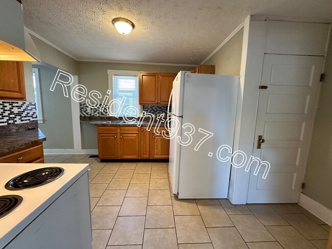 Building Photo - Cozy 3 Bed 1.5 bath