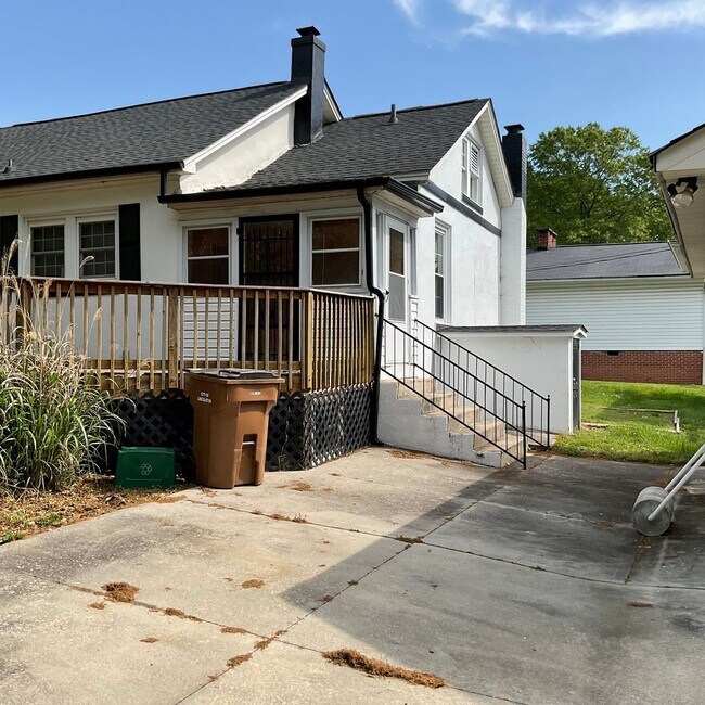 Building Photo - Home with 2 Bedrooms, 2 Baths with Bonus/C...