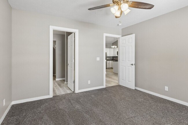 Building Photo - 4 Bedroom Townhome