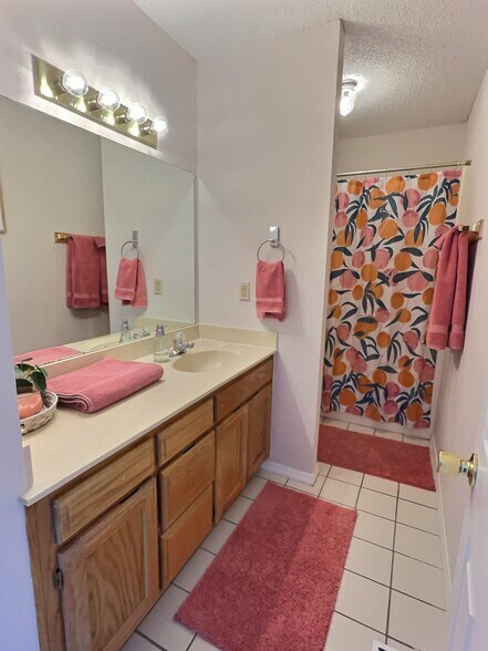 Building Photo - 601 Camellia Dr