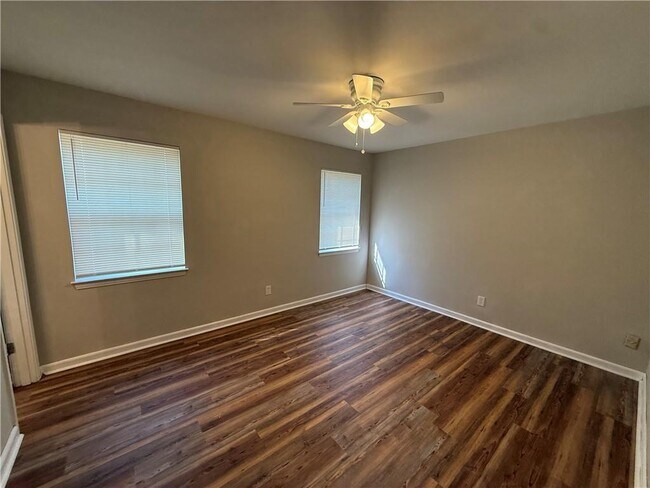 Building Photo - 505 Newport Dr W