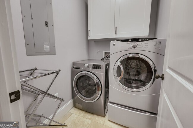 Building Photo - 139 Hillside St