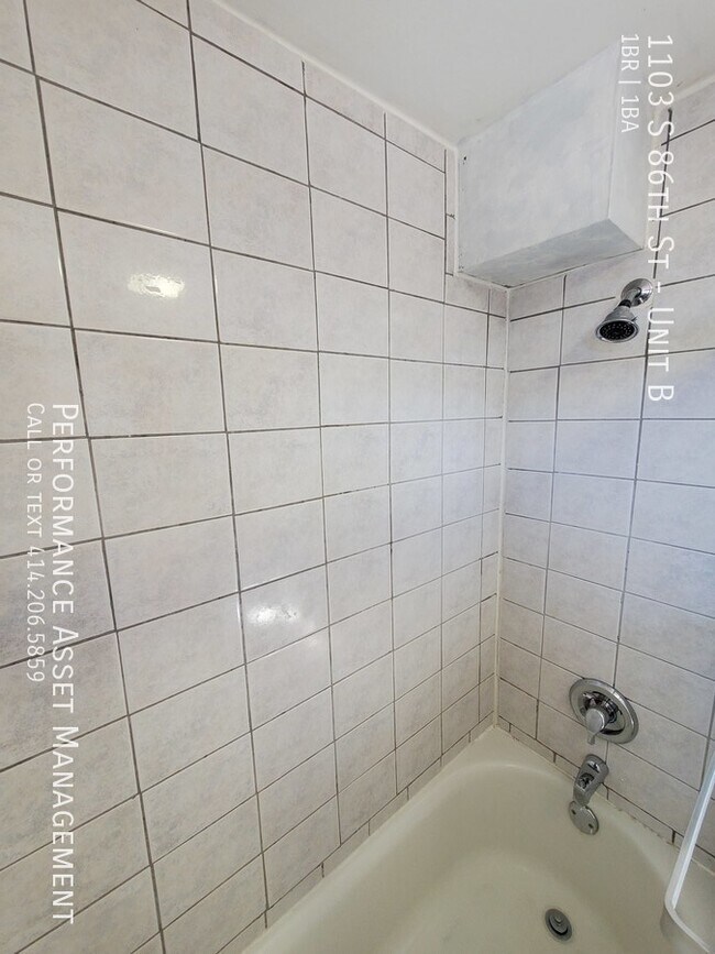 Building Photo - 1103 S 86th St