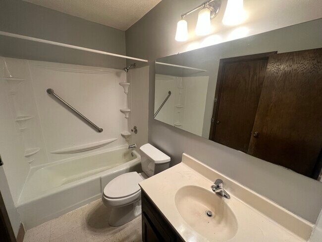 Building Photo - 215 Elton Hills Dr NW