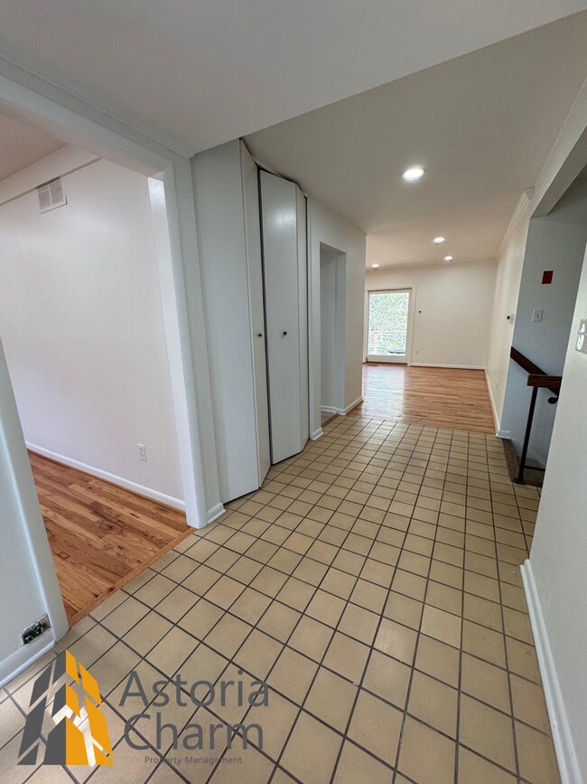 Building Photo - Spacious 5 Bedroom 3 Bath + Den Single Family Detached Home