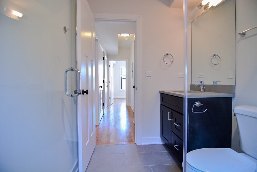 Building Photo - 2215 W Eastwood Ave