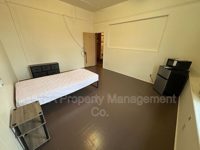 Building Photo - 729 Main St