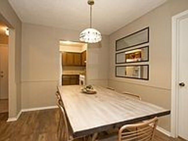 Building Photo - NO PETS ALLOWED: Wonderful 2 bedroom, 2 ba...