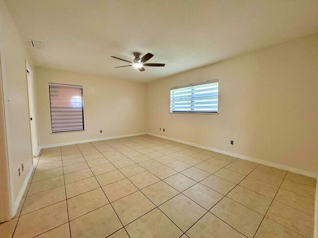 Building Photo - 328 W Sugarland Cir