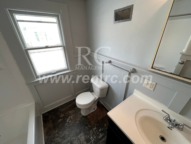 Building Photo - 1202 Walnut-