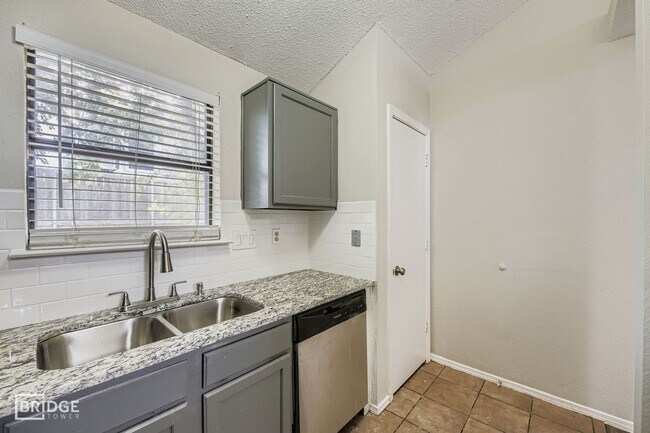 Building Photo - 1322 Jasmine Dr