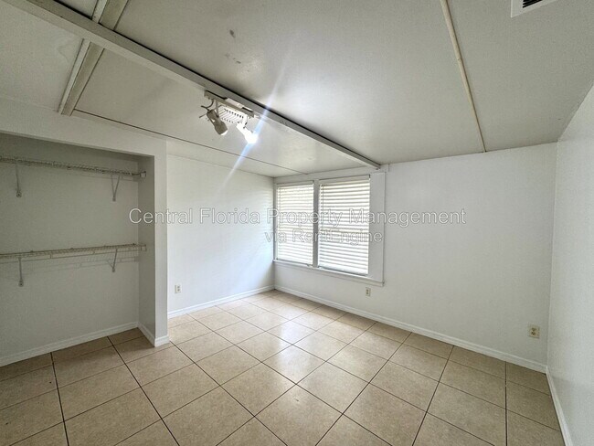 Building Photo - 8120 Lesia Cir