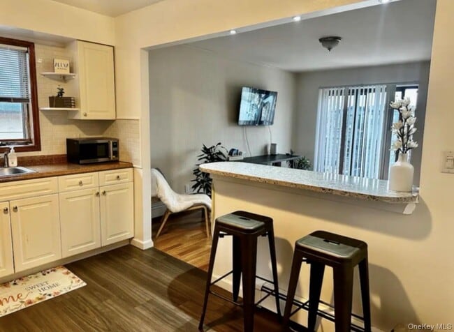 Building Photo - 92-12 25th Ave