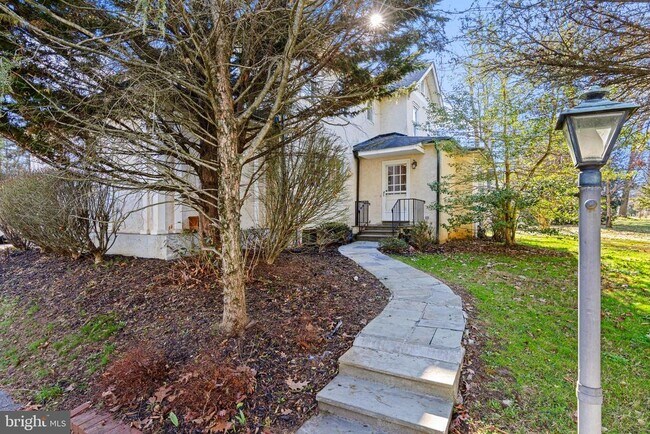 Building Photo - 1224 Lancaster Ave