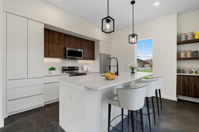 Building Photo - 8205 Parnell St