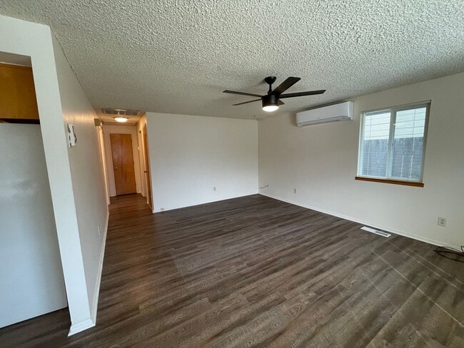 Building Photo - Adorable 2 Bedroom Home