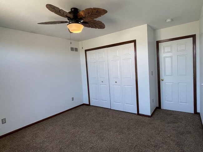 Building Photo - Clinton Twp Home-4-Bedroom, 2.5 Baths, Lau...
