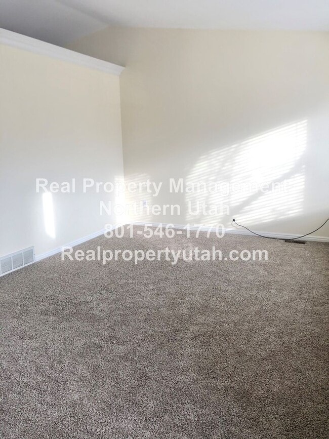 Building Photo - 4 Bedroom 2.5 Bathroom House In Layton Available!