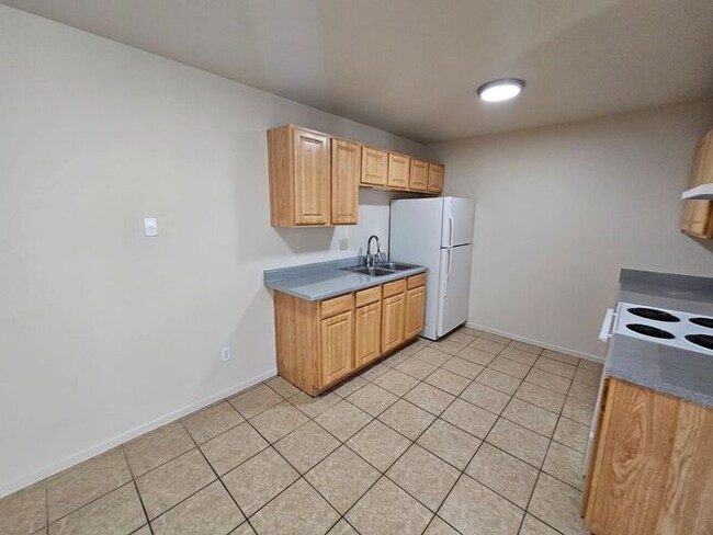 Building Photo - 2 Bedroom 1 bath 1 Car garage Duplex FOR R...