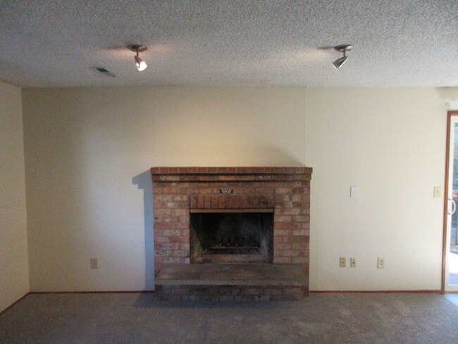Building Photo - 2218 Navaho Ct SE