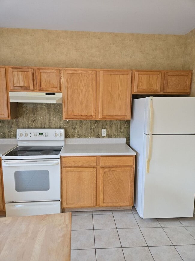 Building Photo - CONTRACT PENDING!!  3 Bed / 2.5 Bath Townhouse with 2-Car Garage