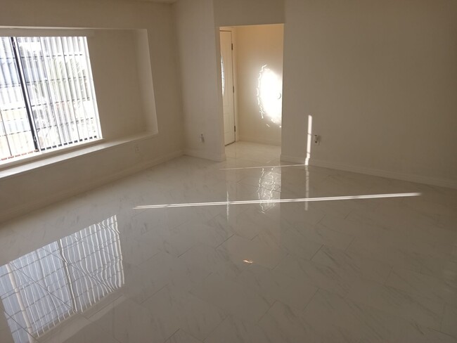Building Photo - Stylish, Secure, and Pet-Friendly 3-Bedroo...