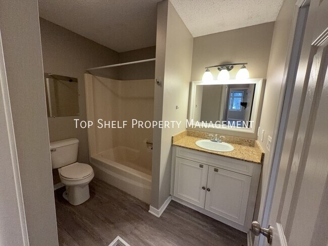 Building Photo - 302 E Park Ave