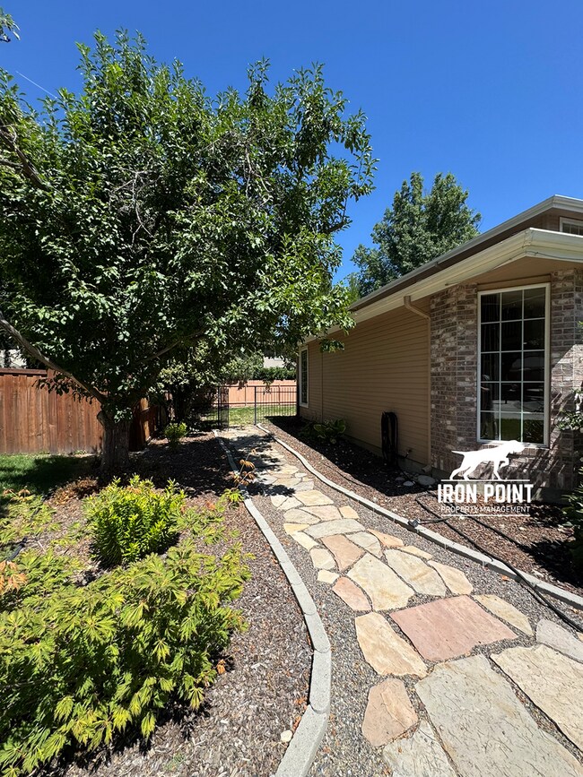 Building Photo - 4 bedroom home in East Boise, close to Bar...