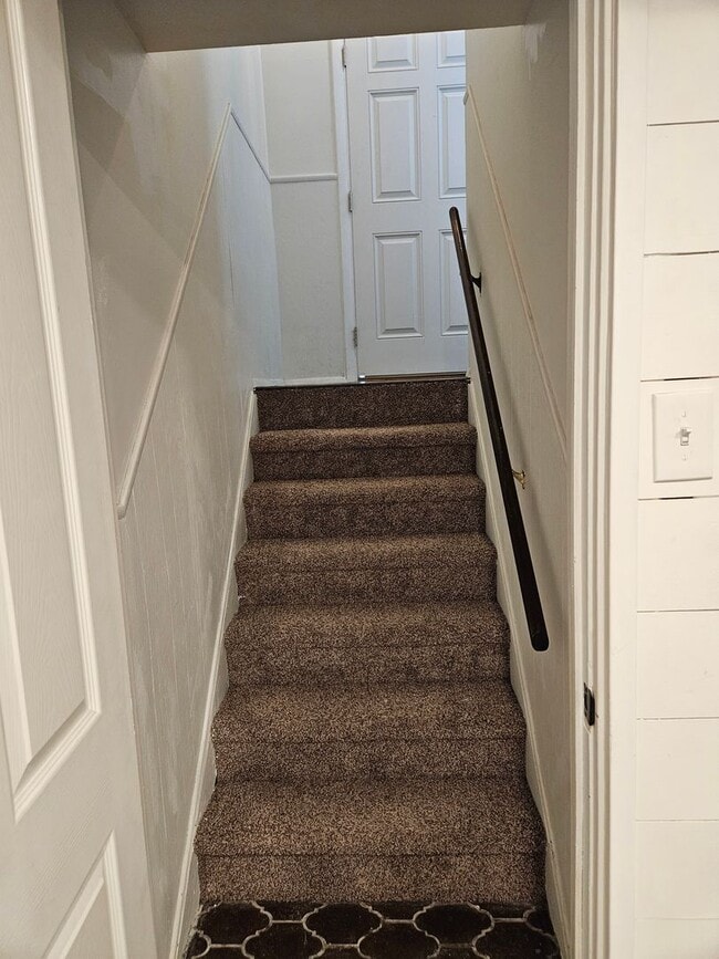 Building Photo - Spacious 4 Bed Bountiful Home | Central Location & Covered Parking