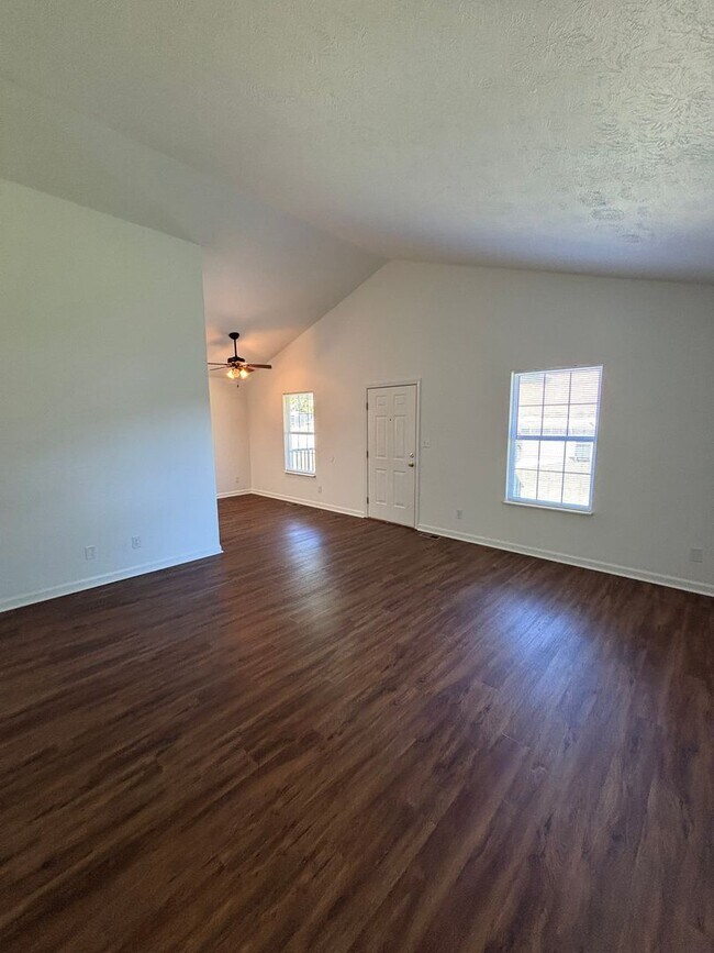 Building Photo - Freshly Renovated Cottage!