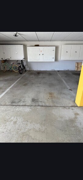 Building Photo - 512 E Ave