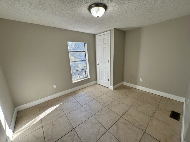 Building Photo - 1512 Cherry Ave