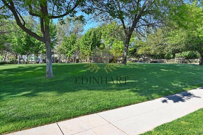 Building Photo - 1439 E Via Albero Dr