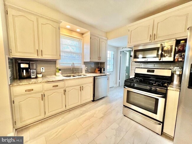 Building Photo - 503 Dorchester Ave