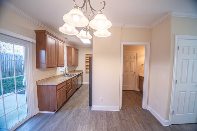 Building Photo - 614 N Center St