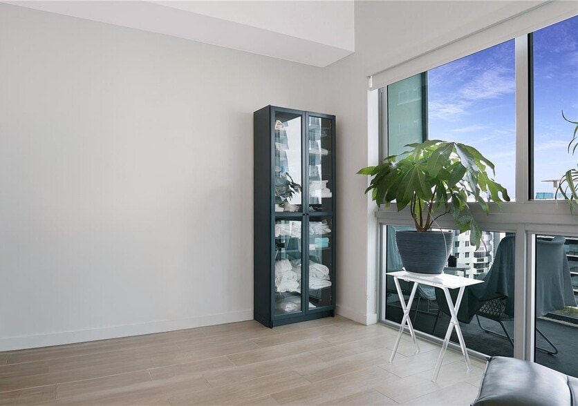 Building Photo - 1600 SW 1st Ave