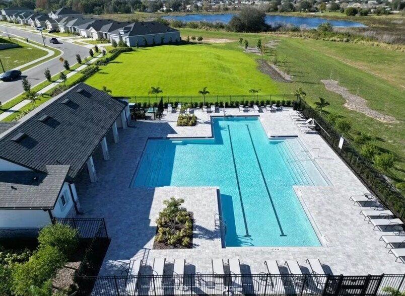 Building Photo - 1420 Fleur Dr