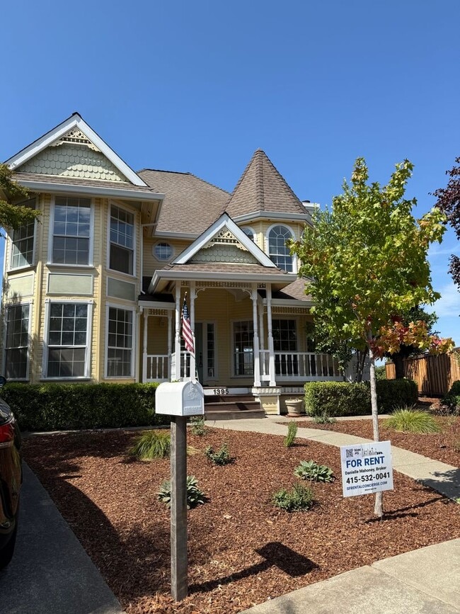 Building Photo - Pet Friendly! Walk to Downtown