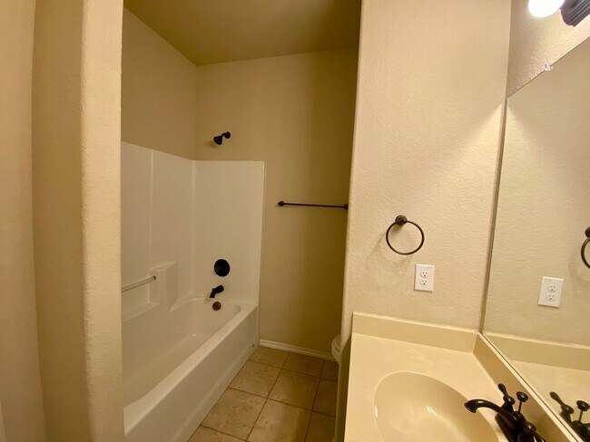 Building Photo - Move In Ready Duplex